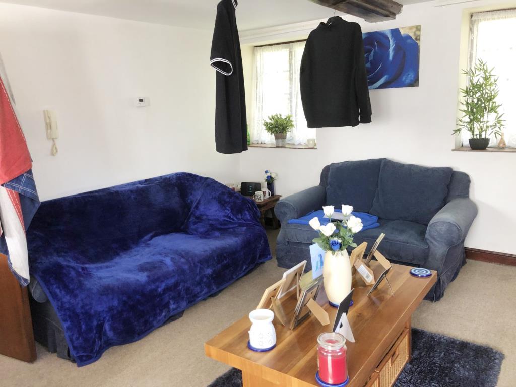 Lot: 95 - BLOCK OF SEVEN FLATS PLUS TWO GARAGE BLOCKS ON SUBSTANTIAL PLOT - living room of one of the flats